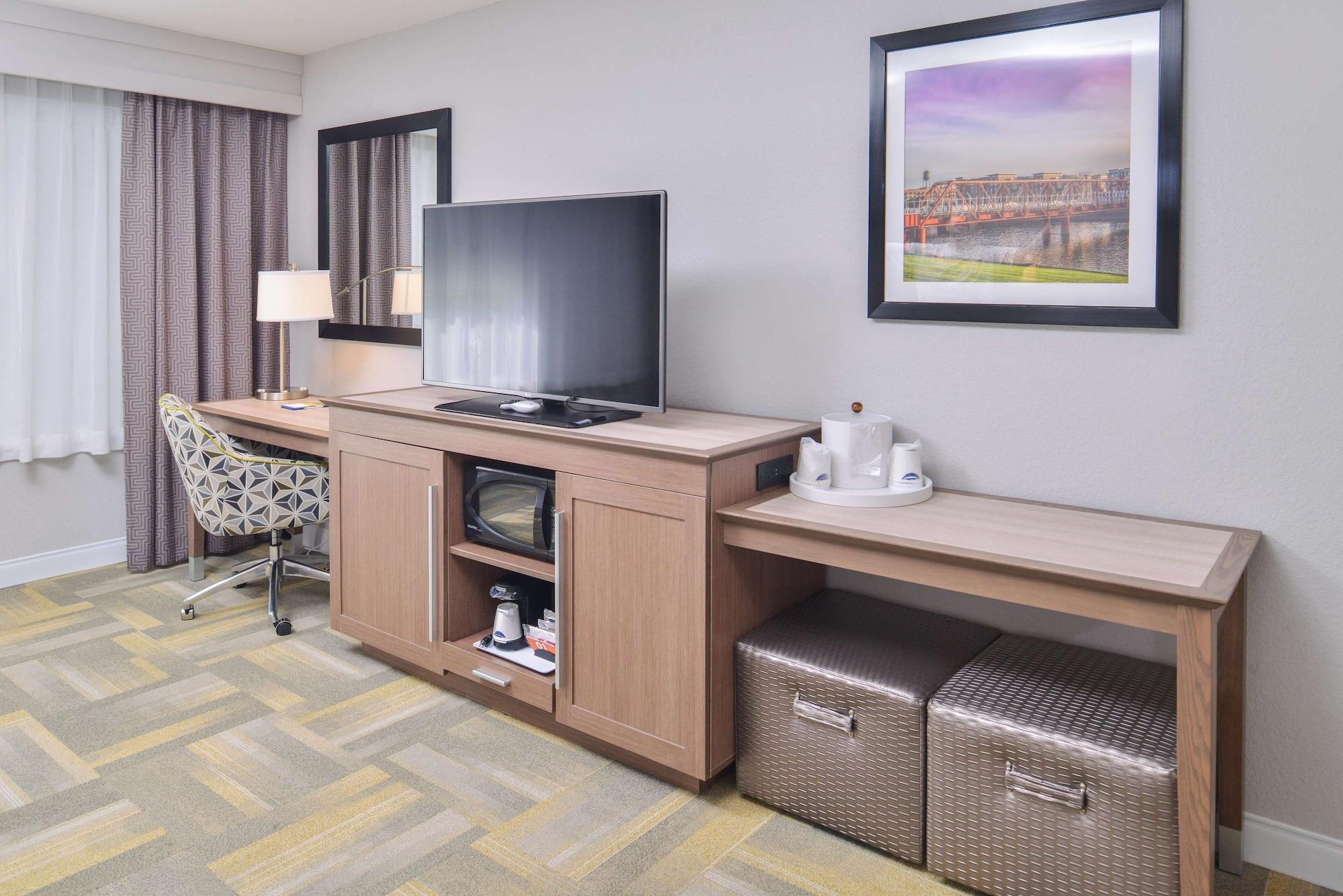 Hampton Inn And Suites Altoona-Des Moines By Hilton Exterior photo